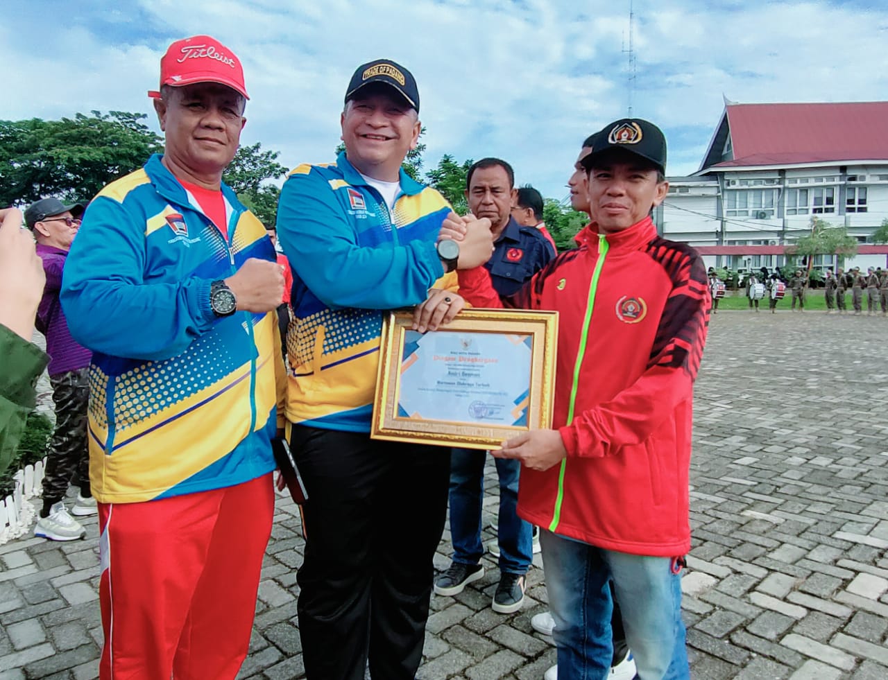 Pj Walikota Padang,  Andre Algamar didampingi Kadispora kota Padang, Afriadi dan penerima Penghargaan wartawan terbaik,  Andri Besman